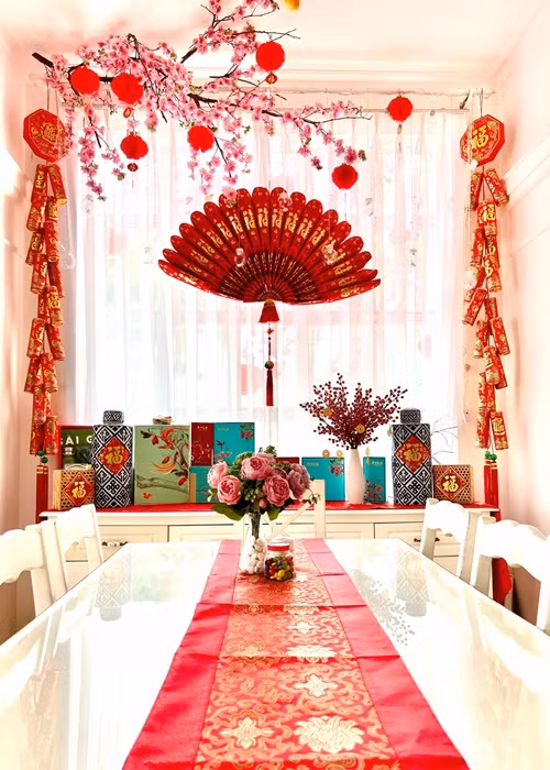 Do ra Hà Nội ăn Tết, Thúy Hạnh không trưng hoa đào, hoa mai tươi như mọi năm.