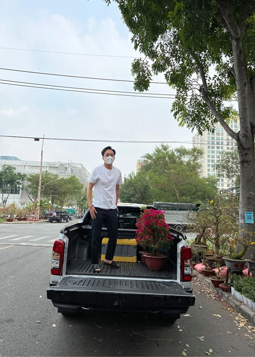 Mới đây, Cường Đô la mua thêm hoa về trưng Tết.