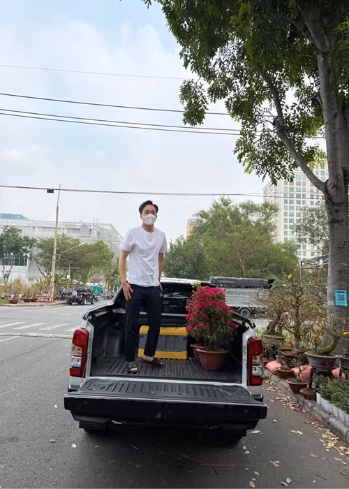 Mới đây, Cường Đô la mua thêm hoa về trưng Tết.