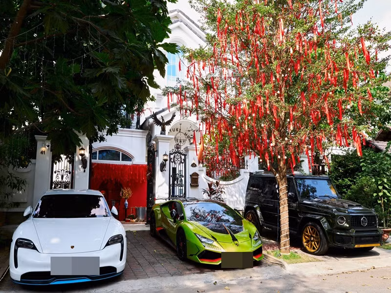 Biệt thự của ca sĩ Đoàn Di Băng được trang trí rất lộng lẫy.