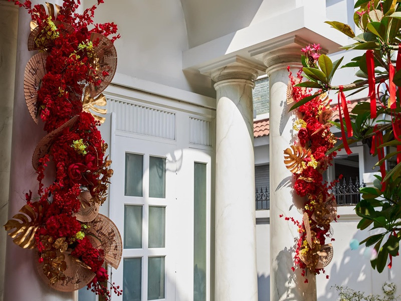 Đoàn Di Băng khoe các góc biệt thự phủ sắc đỏ.