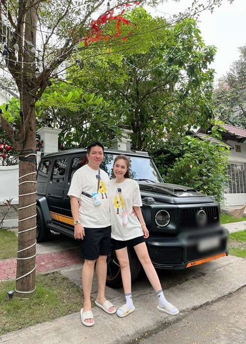 Doanh nhân Quốc Vũ từng hết lời khen ngợi Di Băng là một người vợ hoàn hảo, vừa đẹp, giỏi kiếm tiền lại hài hước, thủy chung.