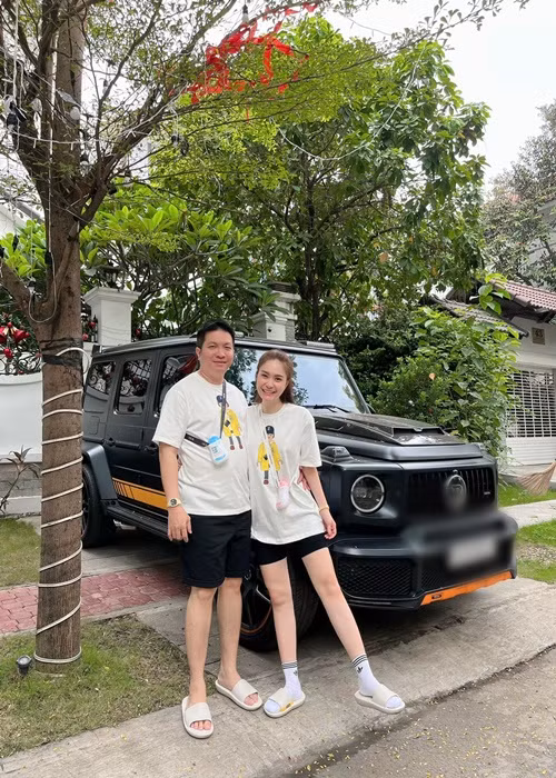 Doanh nhân Quốc Vũ từng hết lời khen ngợi Di Băng là một người vợ hoàn hảo, vừa đẹp, giỏi kiếm tiền lại hài hước, thủy chung.