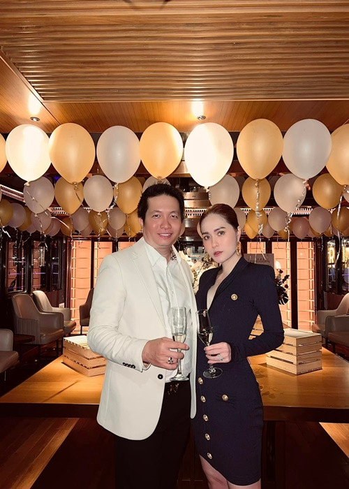 Doanh nhân Quốc Vũ kết hôn với Đoàn Di Băng năm 2012. Cặp đôi có 3 cô con gái chung.