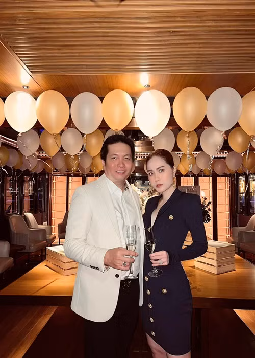 Doanh nhân Quốc Vũ kết hôn với Đoàn Di Băng năm 2012. Cặp đôi có 3 cô con gái chung.