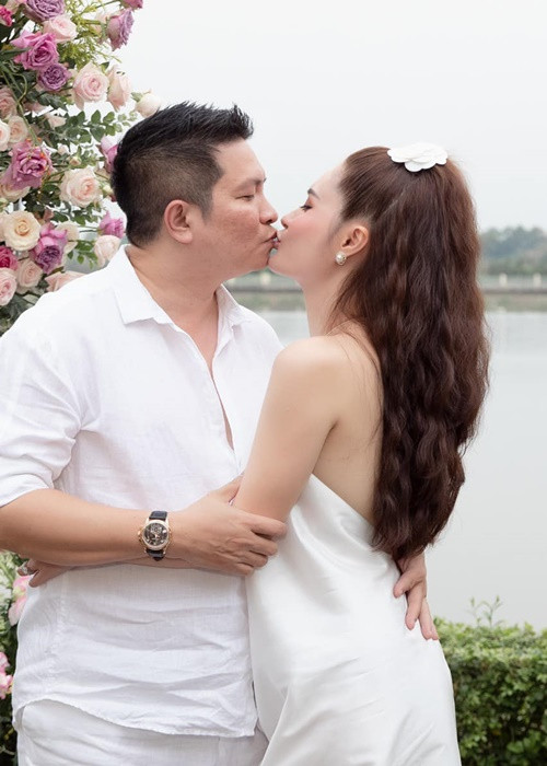 Khi bị nói mong muốn có con trai, doanh nhân Quốc Vũ đáp trả: "Tính anh thích con nít thôi, không phải thấy con trai mới thèm. Con nít trai gái gì cũng đáng yêu. Nói vậy vợ anh lại buồn anh không thích".