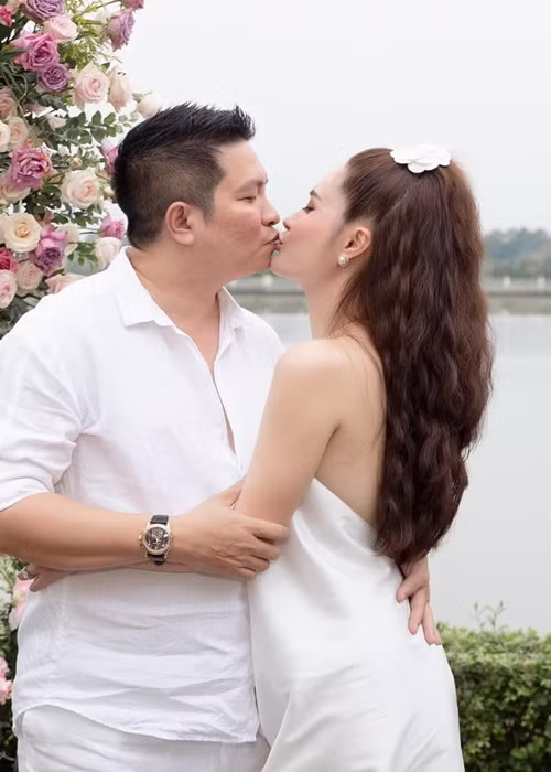 Khi bị nói mong muốn có con trai, doanh nhân Quốc Vũ đáp trả: "Tính anh thích con nít thôi, không phải thấy con trai mới thèm. Con nít trai gái gì cũng đáng yêu. Nói vậy vợ anh lại buồn anh không thích".