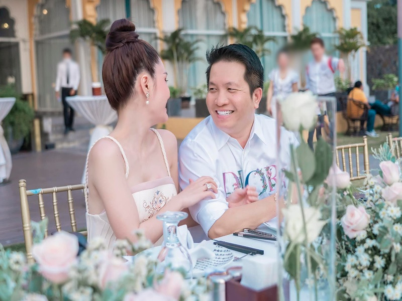 Vợ chồng Di Băng sống ở một căn biệt thự 6 tầng ở quận Bình Thạnh (TP. HCM). Dinh thự này có diện tích đất 150m2, trị giá hơn 10 tỷ đồng.