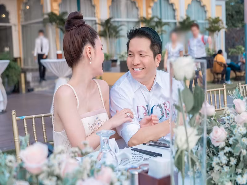 Vợ chồng Di Băng sống ở một căn biệt thự 6 tầng ở quận Bình Thạnh (TP. HCM). Dinh thự này có diện tích đất 150m2, trị giá hơn 10 tỷ đồng.