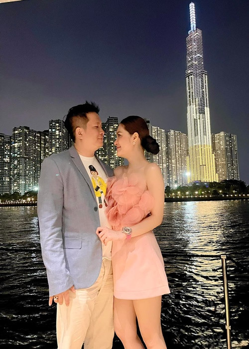 Vợ chồng Di Băng thường xuyên khoe siêu xe và những cuộc dạo chơi du thuyền trên trang cá nhân.