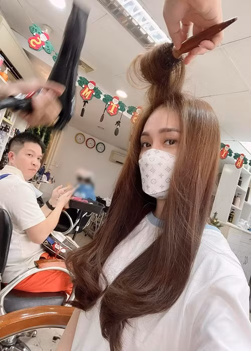 Doanh nhân Quốc Vũ hết mực chiều chuộng Di Băng. Anh tặng nhà, xe tiền tỷ, đồ hiệu, trang sức đắt tiền cho vợ dịp lễ, kỷ niệm.