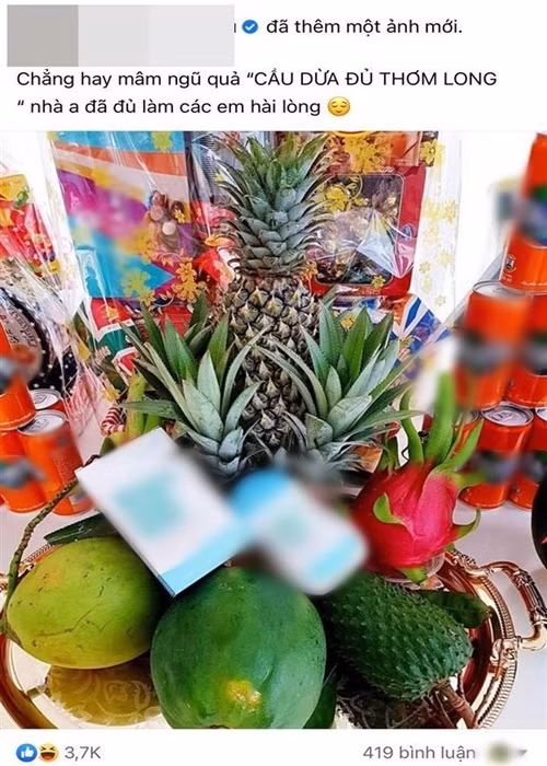 Mới đây, trên trang cá nhân, doanh nhân Quốc Vũ - chồng ca sĩ Đoàn Di Băng đăng tải ảnh mâm ngũ quả. Sẽ chẳng có gì đáng nói nếu như anh không đặt chai dung dịch vệ sinh phụ nữ lên mâm ngũ quả! Nhiều người cho rằng hành động của Quốc Vũ kém duyên. Chồng Di Băng hiện tại đã xóa hình ảnh gây tranh cãi. Ảnh: Vietnamnet