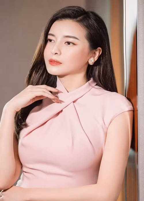 Cao Thái Hà cũng giảm cân sai cách. Nữ diễn viên uống nước và sữa cầm hơi trong ba ngày để mặc vừa một bộ váy cưới cho show thời trang mà cô đảm nhận vị trí first-face.