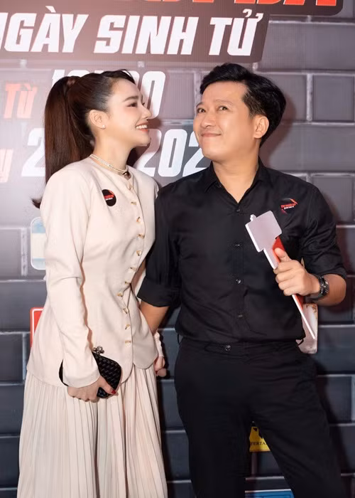 Bà xã của Trường Giang còn cho biết, nhiều lúc cô thấy mình lấy chồng rồi còn sướng hơn ngày độc thân.