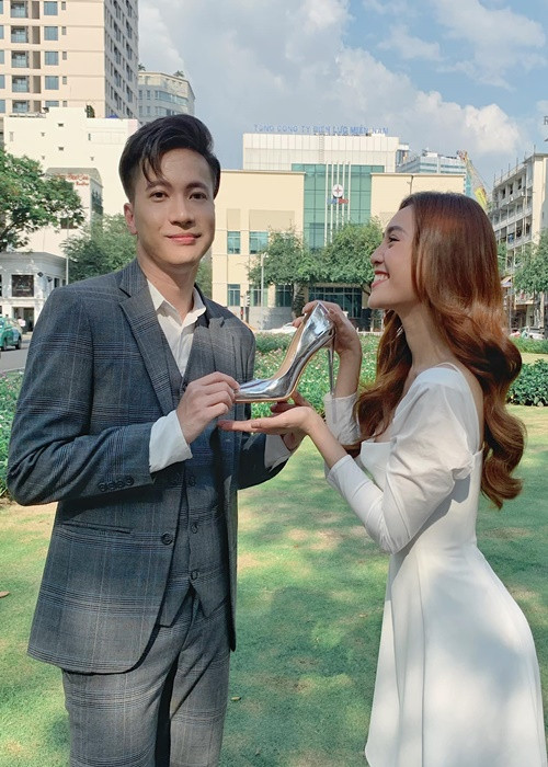 Trên trang cá nhân, Lan Ngọc để lại bình luận hỏi thẳng Sơn Thạch: "Anh nghỉ chơi em hả?”. Sơn Thạch xác nhận: "Thì nghỉ chơi thật rồi chứ sao, nhưng đã chuyển qua chế độ gia đình rồi". Cuộc trò chuyện của Lan ngọc và Sơn Thạch dập tắt tin đồn. Ảnh: FB Sơn Thạch