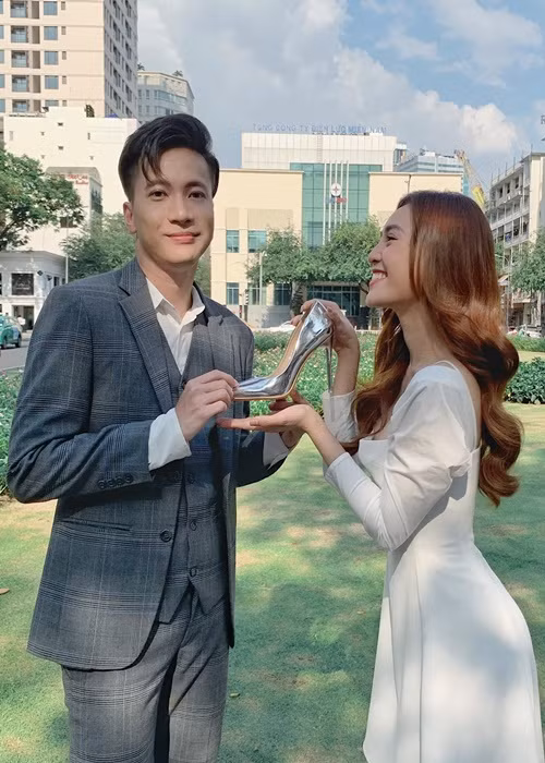 Trên trang cá nhân, Lan Ngọc để lại bình luận hỏi thẳng Sơn Thạch: "Anh nghỉ chơi em hả?”. Sơn Thạch xác nhận: "Thì nghỉ chơi thật rồi chứ sao, nhưng đã chuyển qua chế độ gia đình rồi". Cuộc trò chuyện của Lan ngọc và Sơn Thạch dập tắt tin đồn. Ảnh: FB Sơn Thạch