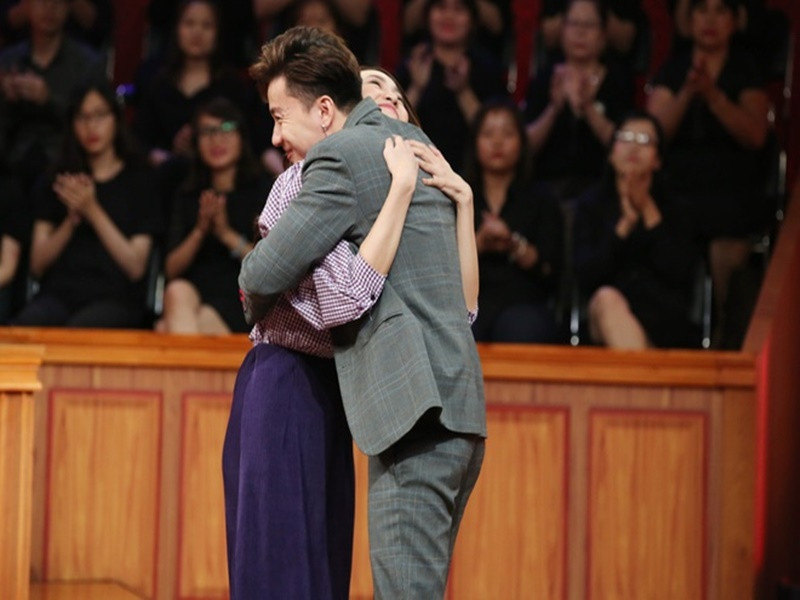 "Tôi không muốn lợi dụng tình cảm đó để xuất hiện trong các sự kiện quan trọng", nam ca sĩ khẳng định. Ảnh: Zing