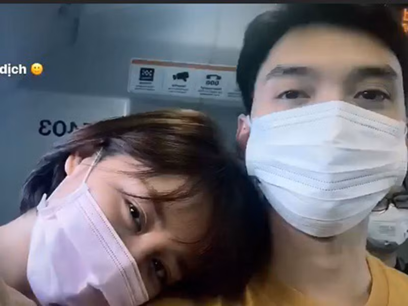 Khi gặp biến cố vào năm 2019, Văn Mai Hương vẫn có bạn trai bên cạnh để chia sẻ, đồng hành. Khoảng từ giữa năm 2020 đến nay, nữ ca sĩ gần như không còn úp mở bên nửa kia. Ảnh: FB Văn Mai Hương