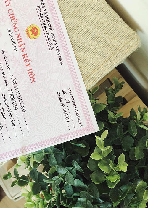 Văn Mai Hương từng vướng ồn ào khoe giấy chứng nhận kết hôn giả. Năm 2019, cô đăng tải một góc của tờ đăng ký kết hôn trên trang cá nhân. Trong ảnh chụp giấy đăng ký kết hôn, thông tin cá nhân trùng khớp với nữ ca sĩ. Ngoài ra, còn có thông tin Văn Mai Hương tổ chức đám cưới vào tháng 11 cũng như bạn trai tin đồn sắp làm đám cưới với Văn Mai Hương được cho là ca sĩ Bùi Anh Tuấn. Ảnh: FB Văn Mai Hương