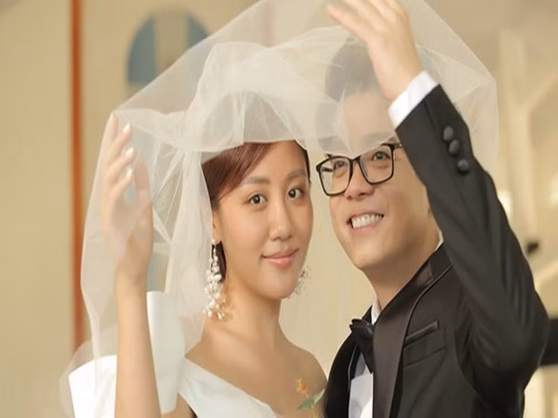 Những tưởng Văn Mai Hương làm đám cưới bên bạn trai thì ai ngờ tất cả chỉ là "cú lừa ngoạn mục" của nữ ca sĩ để PR cho MV mới cùng Bùi Anh Tuấn. Sự việc khiến nữ ca sĩ bị nhiều khán giả chỉ trích vì bị cho là mang chuyện tình cảm ra để PR. Ảnh: Tiền Phong