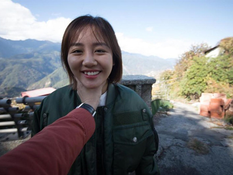 Chia sẻ về bạn trai, Văn Mai Hương từng cho biết, người yêu không ở trong showbiz. Cả hai quen biết nhau qua bạn bè. Lúc đầu, nữ ca sĩ nghĩ chắc bạn trai là gay bởi anh có ngoại hình thư sinh, đẹp trai, thường mặc áo sơ mi đóng thùng bảnh bao. Ảnh: FB Văn Mai Hương