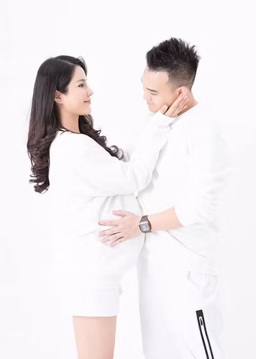 Diệp Lâm Anh tình tứ bên chồng khi mang bầu. Ảnh: FB Diệp Lâm Anh