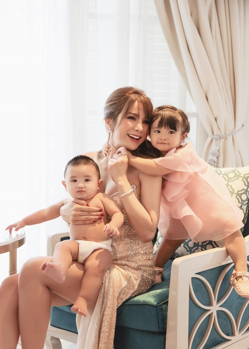 Người đại diện Diệp Lâm Anh cho biết: "Diệp Lâm Anh trước giờ cũng ít chia sẻ về ông xã. Có những quảng cáo mời cả hai vợ chồng xuất hiện nhưng gia đình cô ấy hầu như từ chối. Rất hiếm khi chồng của Lâm Anh xuất hiện trước truyền thông". Ảnh: FB Diệp Lâm Anh