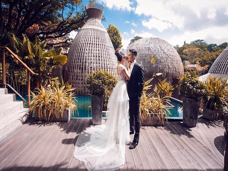 Cặp đôi tình tứ trong bộ ảnh cưới. Ảnh: FB Diệp Lâm Anh