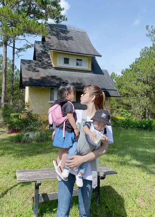 Diệp Lâm Anh bị đồn ly hôn vì chỉ chia sẻ hình ảnh bên các con, không nhắc đến Đức Phạm. Ảnh: FB Diệp Lâm Anh