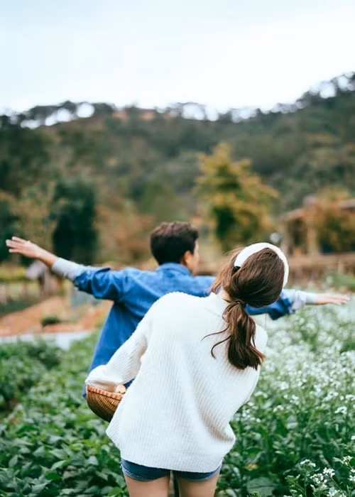 Trường Giang hết mực chiều chuộng Nhã Phương. Anh để vợ quản lý tài chính, vào bếp nấu ăn cho vợ bất kể thời gian nào.