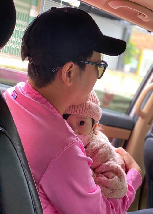 Nhã Phương khoe khoảnh khắc ông xã ôm trọn con gái cưng trong lòng.