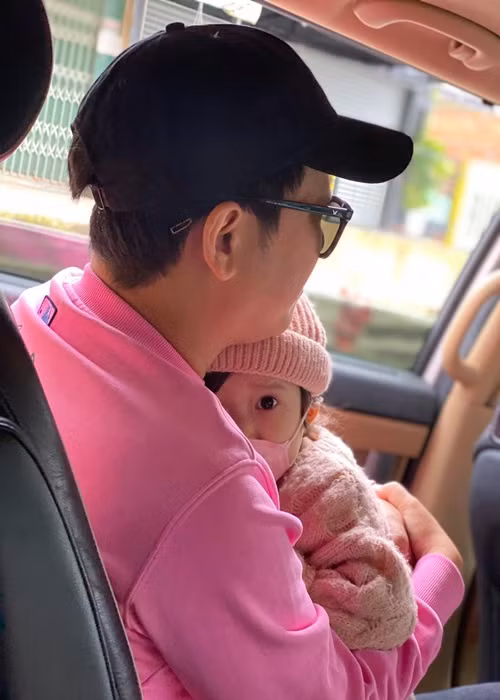 Nhã Phương khoe khoảnh khắc ông xã ôm trọn con gái cưng trong lòng.