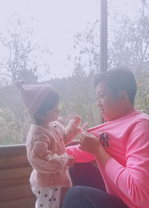 Nam danh hài còn là ông bố bỉm sữa nghiện con.