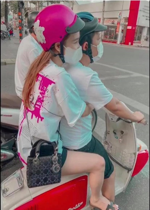 Cặp đôi tình tứ khi đi xe máy.