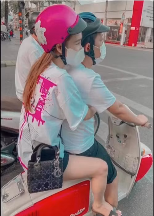 Cặp đôi tình tứ khi đi xe máy.