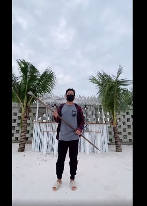 Ông xã của Nhã Phương cầm 1 cây xà beng và đổi lời bài hát thành: "Xà beng về cho mẹ, xà beng về cho mẹ, xà beng về cho mẹ, tiền đâu mà mang về cho mẹ Bi". Clip của Trường Giang khiến fan cười nghiêng ngả.