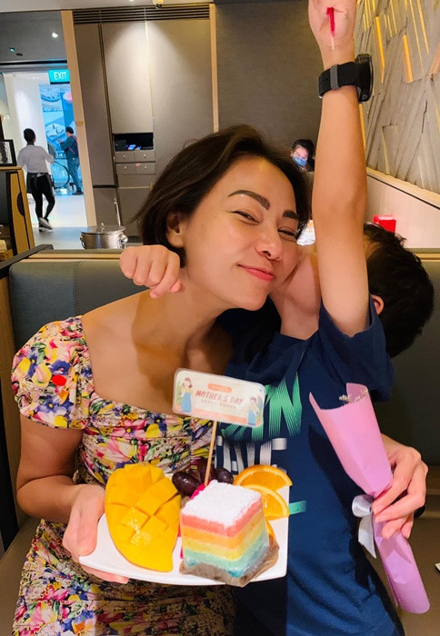 Nữ ca sĩ giải thích rằng với bé Gấu, người mẹ nào cũng muốn khoe con với mọi người, nhưng cô không muốn bé chịu nhiều tác động từ bên ngoài.