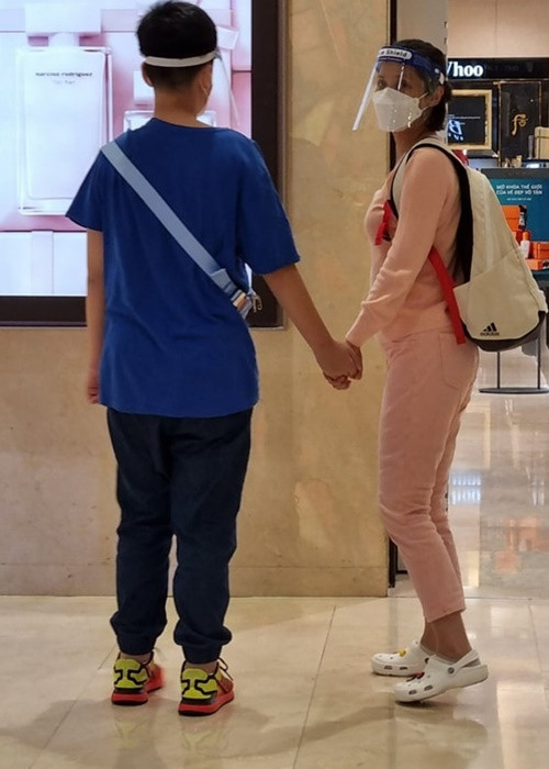 Việt Trinh từng bày tỏ mong muốn nếu ai có lỡ gặp con cô, có chụp hình thì đừng đưa lên Facebook.