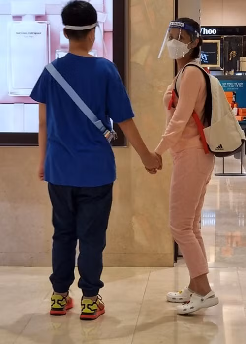 Việt Trinh từng bày tỏ mong muốn nếu ai có lỡ gặp con cô, có chụp hình thì đừng đưa lên Facebook.