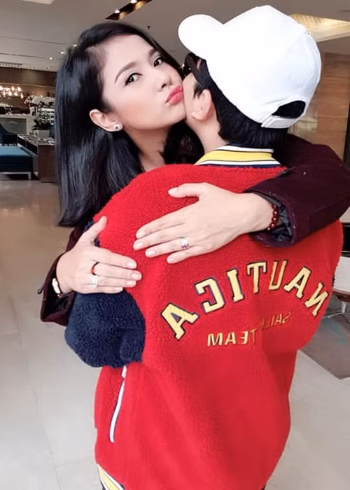 “Con trai tôi sống ngây thơ lắm, 6 tuổi rồi vẫn không biết mẹ làm diễn viên. Tôi không muốn con mình bị xáo trộn cuộc sống, cũng không muốn con theo nghiệp diễn giống mình", Việt Trinh từng nói.