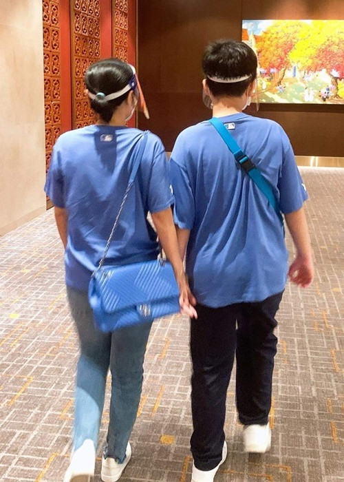 Việt Trinh kể, cô giấu con trai là nhóc tì nhà sao Việt nên khi bé Thiện Nhân phát hiện có nhiều người hay xin chụp hình với Việt Trinh, nữ diễn viên vờ giải thích rằng họ chỉ là người quen.