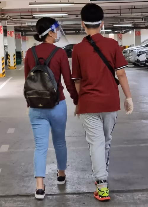 Bé Thiện Nhân từng hỏi Việt Trinh rằng: "Mẹ là người nổi tiếng phải không? Mẹ đóng Người đẹp Tây Đô nên mẹ hay giấu mặt con?". Về phần mình, Việt Trinh cuối cùng thú nhận con trai là nhóc tì nổi tiếng.