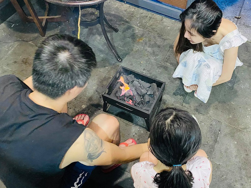 Thủy Tiên giải thích với bé Bánh Gạo về mong muốn bảo vệ và dành những điều tốt đẹp nhất cho bé.