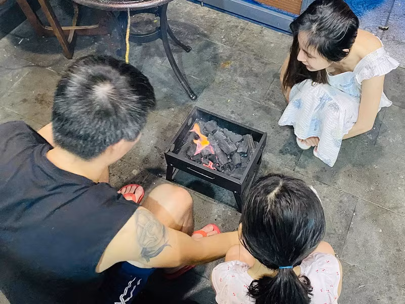 Thủy Tiên giải thích với bé Bánh Gạo về mong muốn bảo vệ và dành những điều tốt đẹp nhất cho bé.