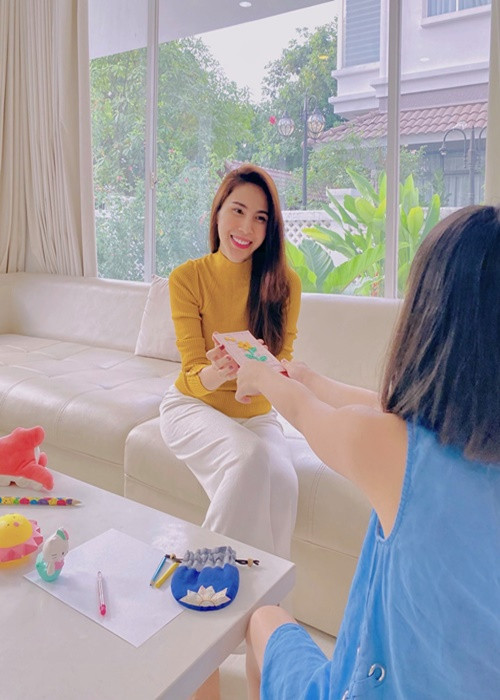 Thủy Tiên từng chia sẻ, cô bất ngờ khi con gái thắc mắc “Vì sao bố mẹ lại giấu con” và muốn rằng mọi người biết bé là con gái Công Vinh và Thủy Tiên.