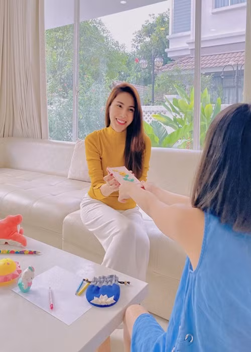 Thủy Tiên từng chia sẻ, cô bất ngờ khi con gái thắc mắc “Vì sao bố mẹ lại giấu con” và muốn rằng mọi người biết bé là con gái Công Vinh và Thủy Tiên.