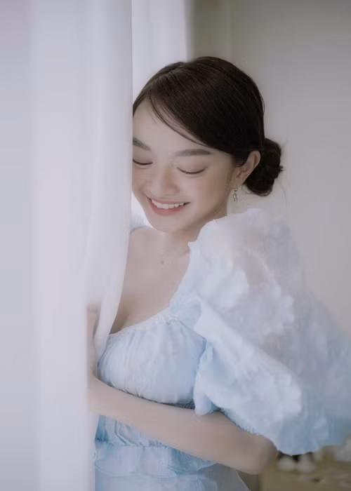 Kaity Nguyễn có chiều cao khiêm tốn song vóc dáng của cô vẫn rất gợi cảm. Nữ diễn viên được biết đến là một trong những mỹ nhân sở hữu vòng một tự nhiên đầy đặn.