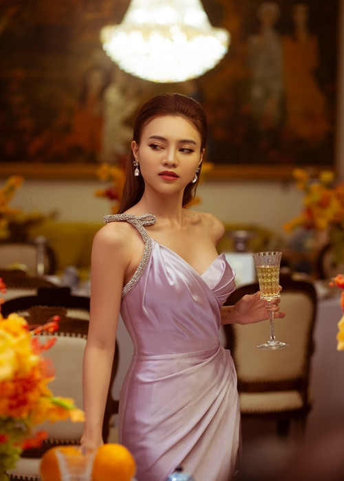 Lan Ngọc là cái tên sáng giá trong những năm trở lại đây. Cô là nữ chính của hai bộ phim Việt trăm tỷ "Cua lại vợ bầu" và "Gái già lắm chiêu 3".