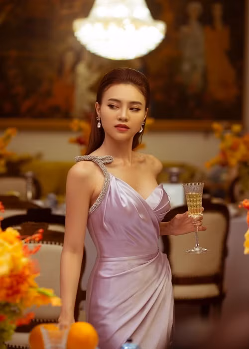 Lan Ngọc là cái tên sáng giá trong những năm trở lại đây. Cô là nữ chính của hai bộ phim Việt trăm tỷ "Cua lại vợ bầu" và "Gái già lắm chiêu 3".