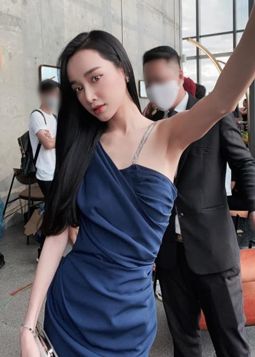 Sau khi Nhã Phương sinh con, khuôn ngực của nữ diễn viên thay đổi rõ rệt. Ảnh: FBNV